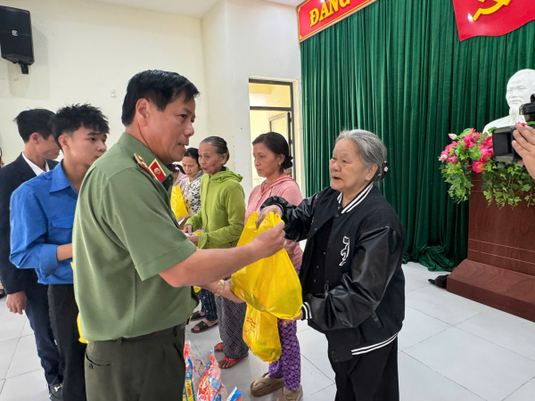 Đem “Xuân ấm áp, Tết sum vầy Ất Tỵ 2025 – Không để ai bị bỏ lại phía sau” đến bà con nghèo xã Hòa Nhơn -0