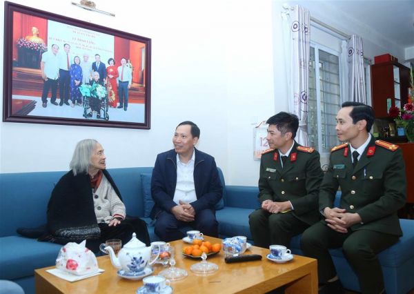 Deputy Minister Le Van Tuyen visits families of late leaders of MPS -0