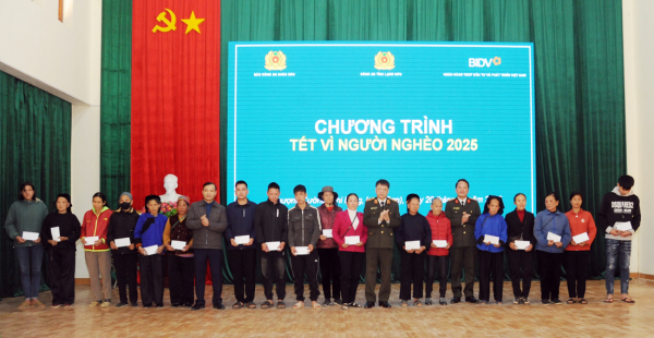 300 phần quà Tết thấm đượm nghĩa tình đến với bà con nghèo tỉnh Lạng Sơn -0