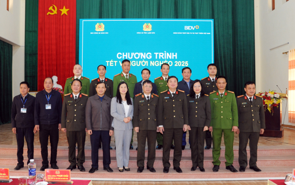 Những món quà Tết thấm đượm nghĩa tình đến với bà con nghèo tỉnh Lạng Sơn -0