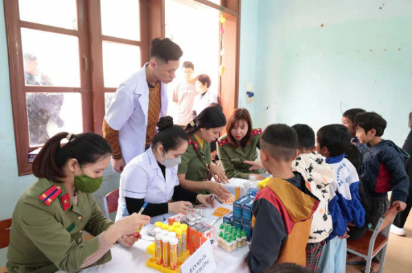  Tết ấm cho học sinh vùng cao Quảng Nam -0