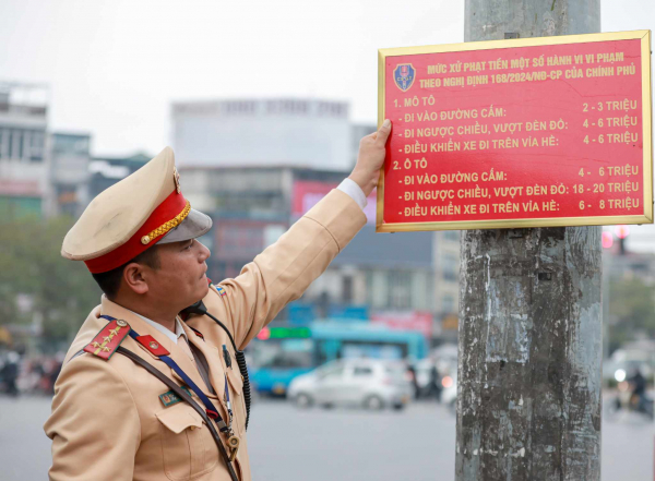 CSGT Hà Nội lắp đặt biển tuyên truyền mức phạt Nghị định 168 tại các ngã tư -0