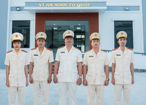 Bộ trưởng Bộ Công an trao tặng bằng khen hai tấm gương tiêu biểu của Công an Bình Thuận -0