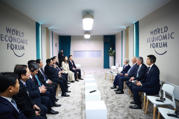 Thủ tướng Phạm Minh Chính trao bằng Tiến sĩ Danh dự của Đại học Quốc gia Hà Nội tặng Giáo sư Klaus Schwab  -1