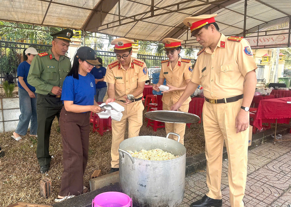  Công an Đắk Nông tiếp sức cho người dân trên đường về quê đón Tết -0