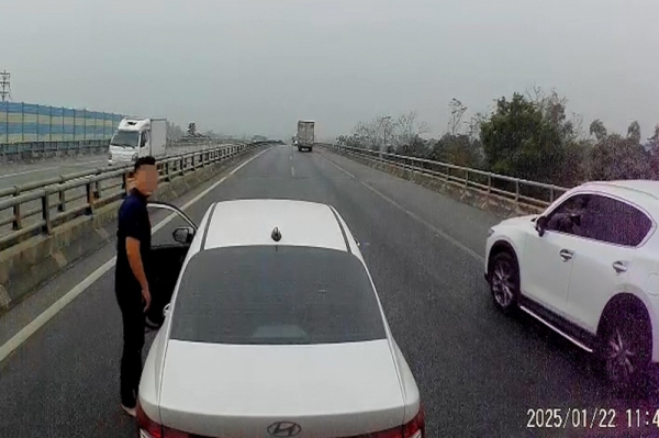 Tài xế ô tô con chèn ép, tạt đầu xe khách trên cao tốc -0