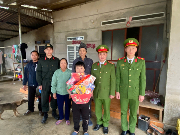 Công an tỉnh Lào Cai tổ chức nhiều chuyến xe nghĩa tình đưa bệnh nhân về quê đón Tết -0