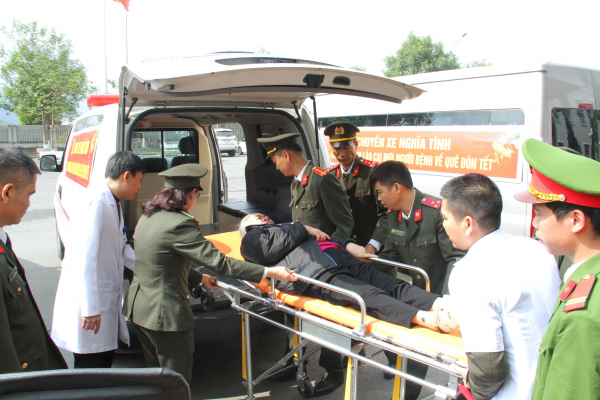 Công an tỉnh Lào Cai tổ chức nhiều chuyến xe nghĩa tình đưa bệnh nhân về quê đón Tết -0