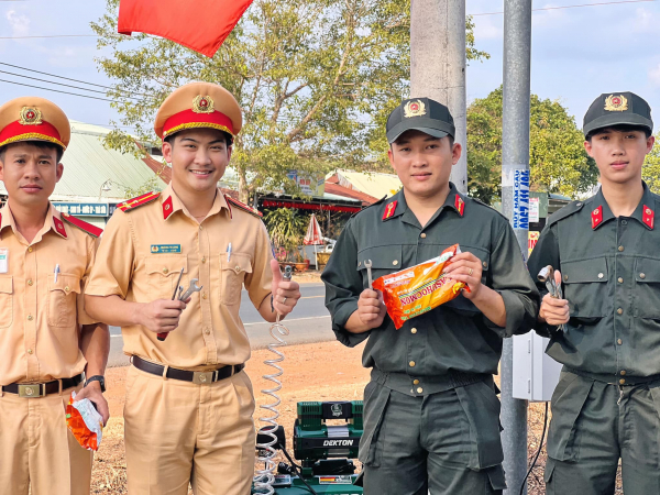 CSGT “Bơm hơi miễn phí - Vá vỏ tận nơi” -0