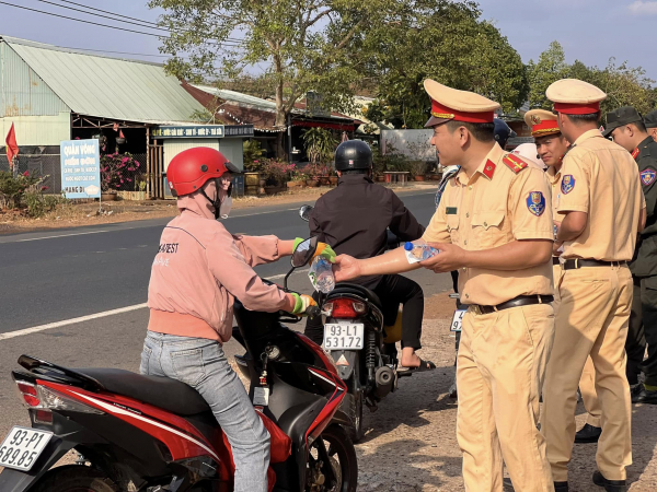 CSGT “Bơm hơi miễn phí - Vá vỏ tận nơi” -0