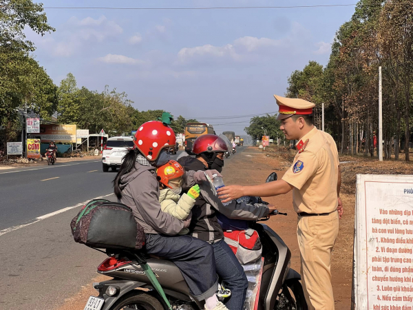 CSGT “Bơm hơi miễn phí - Vá vỏ tận nơi” -0