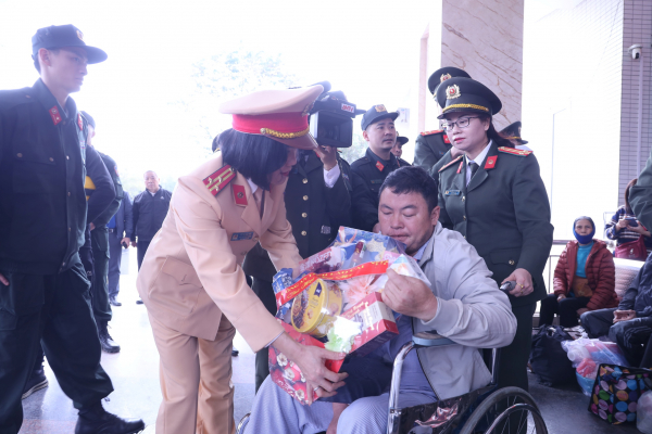 Công an tỉnh Lào Cai tổ chức nhiều chuyến xe nghĩa tình đưa bệnh nhân về quê đón Tết -1