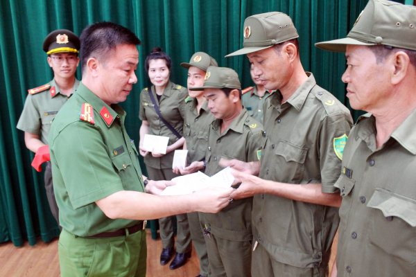 Chăm lo Tết cho CBCS, lực lượng tham gia bảo vệ ANTT có hoàn cảnh khó khăn -1