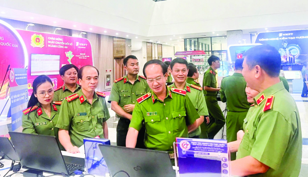 1 lanh dao, cbcs tham quan trai nghiem chot.jpg -0