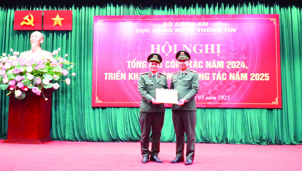 2.thieu tuong duong van tinh trao giay khen chot.jpg -1