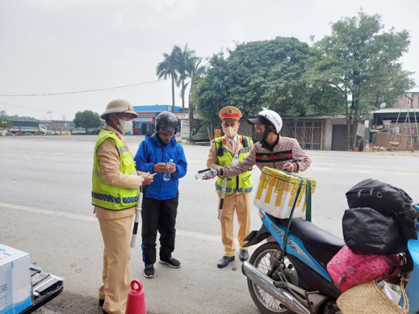 CSGT Công an Nghệ An hỗ trợ người dân về quê đón Tết -1