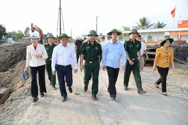 Công nhân làm việc xuyên Tết trên tuyến cao tốc Cần Thơ - Cà Mau -0