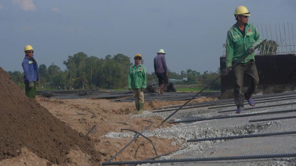 Công nhân làm việc xuyên Tết trên tuyến cao tốc Cần Thơ - Cà Mau -0