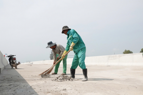 Công nhân làm việc xuyên Tết trên tuyến cao tốc Cần Thơ - Cà Mau -0