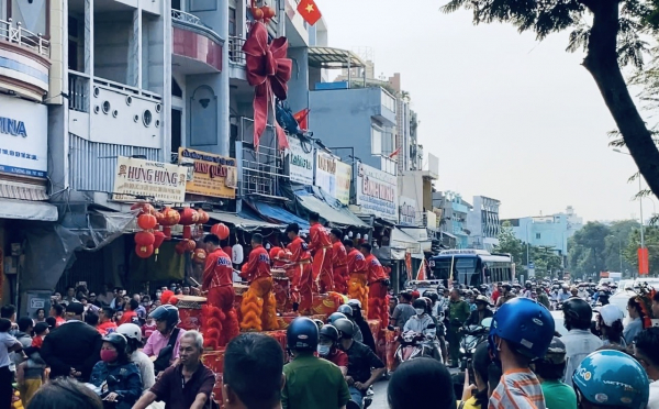 TP Hồ Chí Minh rộn ràng tiếng trống múa lân ngày mùng 1 Tết -1