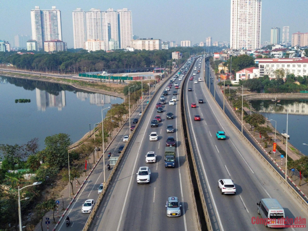 Người Hà Nội đi chơi Tết, nghiêm túc tuân thủ luật giao thôg -0