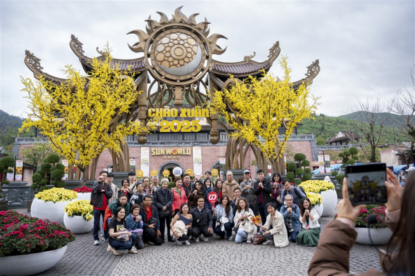 Hàng nghìn khách đến du xuân tại Sun World Ba Na Hills đầu năm mới 2025 -0