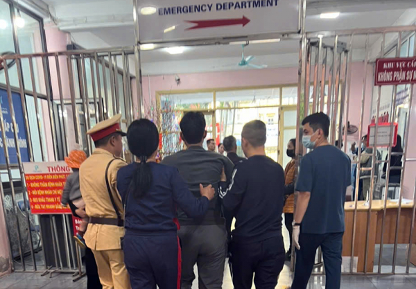 Người đàn ông vỡ tĩnh mạch được CSGT dùng xe đặc chủng đưa đi Bệnh viện cấp cứu -0