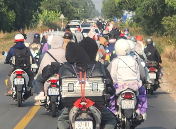Người dân từ các tỉnh đổ về TP Hồ Chí Minh, các tuyến quốc lộ qua Long An ùn ứ -3