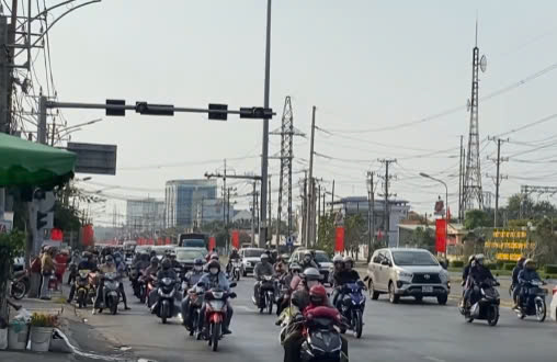 Người dân từ các tỉnh đổ về TP Hồ Chí Minh, các tuyến quốc lộ qua Long An ùn ứ -3