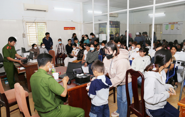 Công an tỉnh Sóc Trăng tạo mọi điều kiện cấp căn cước cho người dân ngày làm việc đầu năm -1