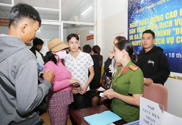Công an tỉnh Sóc Trăng tạo mọi điều kiện cấp căn cước cho người dân ngày làm việc đầu năm -2