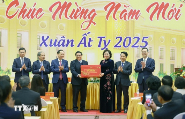 Thủ tướng chúc mừng năm mới 2025 và giao nhiệm vụ cho ngành Ngân hàng -0