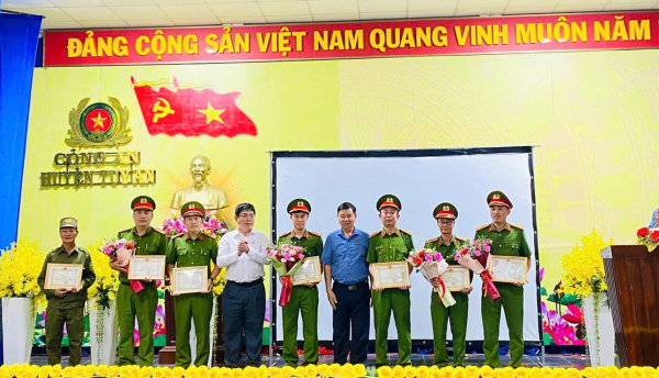  Trao thư khen của Chủ tịch UBND tỉnh Phú Yên đối với hai tập thể điều tra, khám phá nhanh án giết người -0