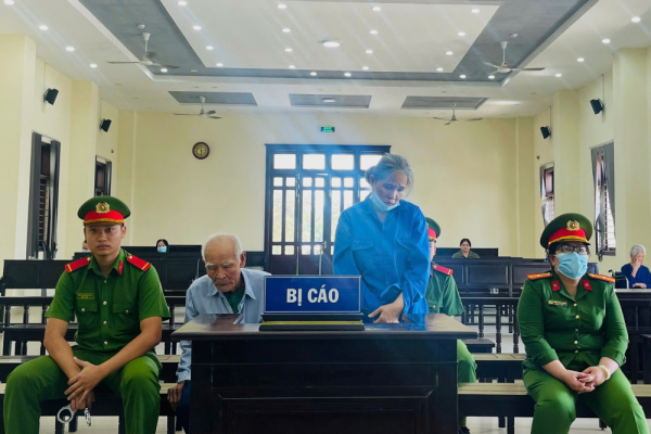 Hối hận vì cha già 85 tuổi nhận tội giết người thay mình, con gái ra đầu thú -0