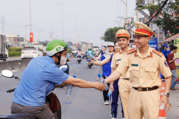 CSGT nỗ lực vì nhân dân “Lái xe trách nhiệm - Về nhà an toàn” đón Xuân Tết Ất Tỵ với các “Điểm tiếp sức nhân dân” ở TP Hồ Chí Minh -0