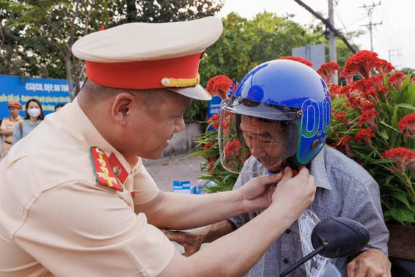 CSGT nỗ lực vì nhân dân “Lái xe trách nhiệm - Về nhà an toàn” đón Xuân Tết Ất Tỵ với các “Điểm tiếp sức nhân dân” ở TP Hồ Chí Minh -0