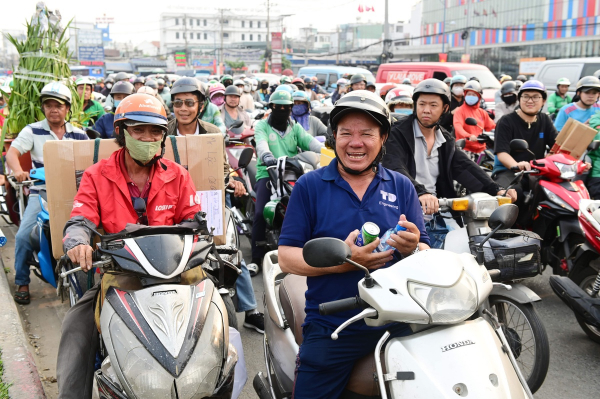 CSGT nỗ lực vì nhân dân “Lái xe trách nhiệm - Về nhà an toàn” đón Xuân Tết Ất Tỵ với các “Điểm tiếp sức nhân dân” ở TP Hồ Chí Minh -0