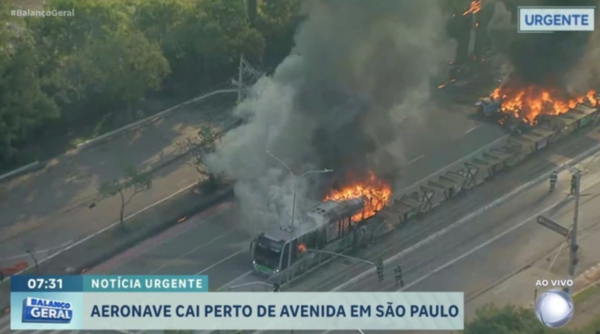 Brazil: Máy bay văng trúng xe buýt trên đại lộ khi hạ cánh khẩn cấp, 8 người thương vong -0
