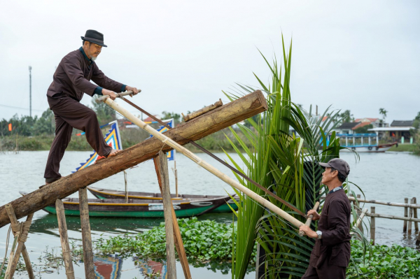 Du khách hào hứng tham gia Lễ hội làng mộc hơn 500 năm tuổi ở Hội An -0