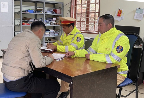 Tài xế ô tô tải chở khách du lịch trên thùng xe ở Mộc Châu -0
