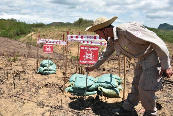 Nhiều cựu Đại sứ Mỹ đề nghị Mỹ nối lại hỗ trợ khắc phục hậu quả bom mìn -0