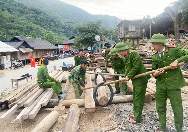 “3 cùng, 4 bám” ở xã vùng biên -0