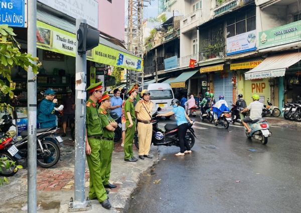 Người lớn, trẻ em thích thú rờ đầu lân, đầu rồng trong lễ hội Tết Nguyên tiêu ở Chợ Lớn -0