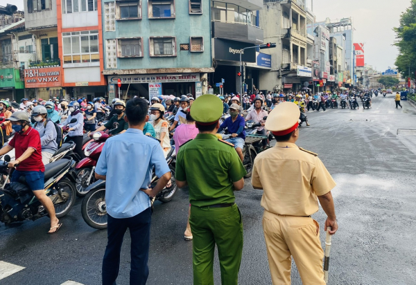 Người lớn, trẻ em thích thú rờ đầu lân, đầu rồng trong lễ hội Tết Nguyên tiêu ở Chợ Lớn -1