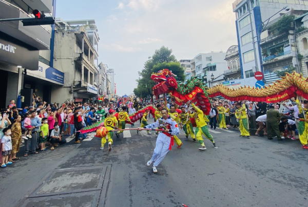 Người lớn, trẻ em thích thú rờ đầu lân, đầu rồng trong lễ hội Tết Nguyên tiêu ở Chợ Lớn -3