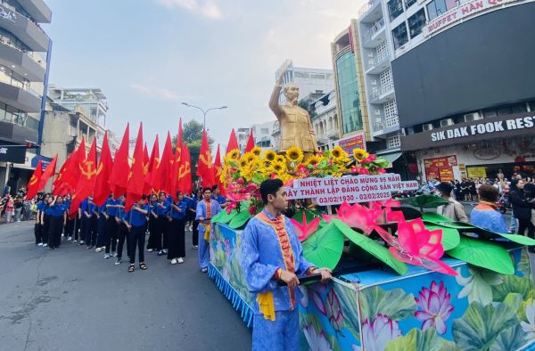 Người lớn, trẻ em thích thú rờ đầu lân, đầu rồng trong lễ hội Tết Nguyên tiêu ở Chợ Lớn -2