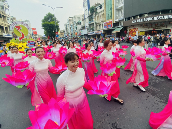 Người lớn, trẻ em thích thú rờ đầu lân, đầu rồng trong lễ hội Tết Nguyên tiêu ở Chợ Lớn -3