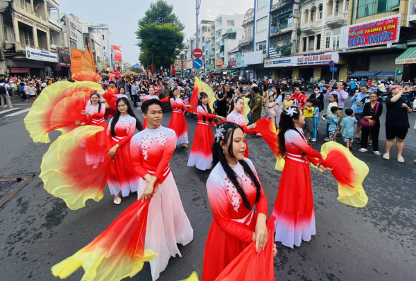 Người lớn, trẻ em thích thú rờ đầu lân, đầu rồng trong lễ hội Tết Nguyên tiêu ở Chợ Lớn -4