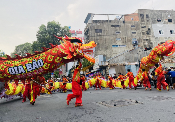 Người lớn, trẻ em thích thú rờ đầu lân, đầu rồng trong lễ hội Tết Nguyên tiêu ở Chợ Lớn -2