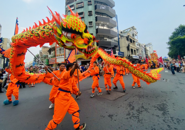 Người lớn, trẻ em thích thú rờ đầu lân, đầu rồng trong lễ hội Tết Nguyên tiêu ở Chợ Lớn -3